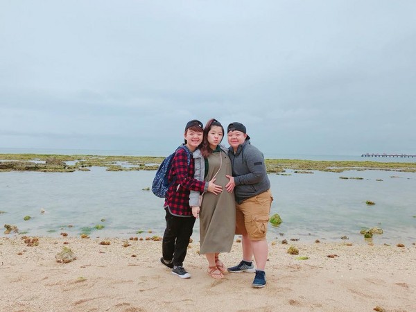 小亨堡妹懷孕了！　沖繩旅遊姊妹合照…網驚「根本三胞胎」