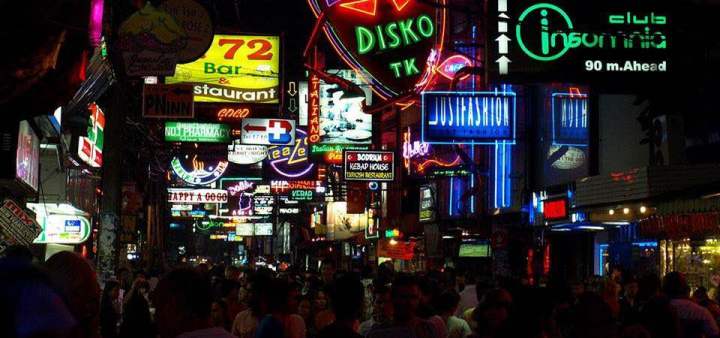 說到泰國，很多人應該會想到人妖、榴蓮或者是夜生活，而芭提雅紅燈區作爲亞洲最大的紅燈區之一，在夜生活上當然更加放縱和堕落了。