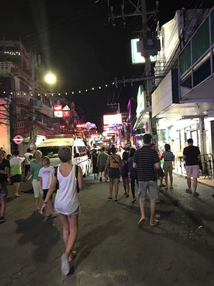 說到泰國，很多人應該會想到人妖、榴蓮或者是夜生活，而芭提雅紅燈區作爲亞洲最大的紅燈區之一，在夜生活上當然更加放縱和堕落了。