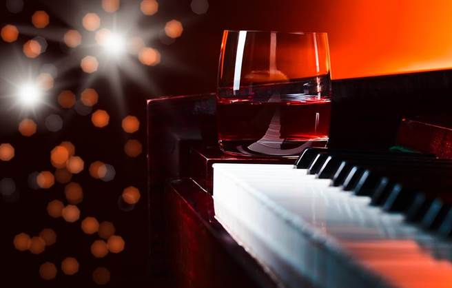外界大家會把鋼琴酒吧跟酒店視為一樣的呢?