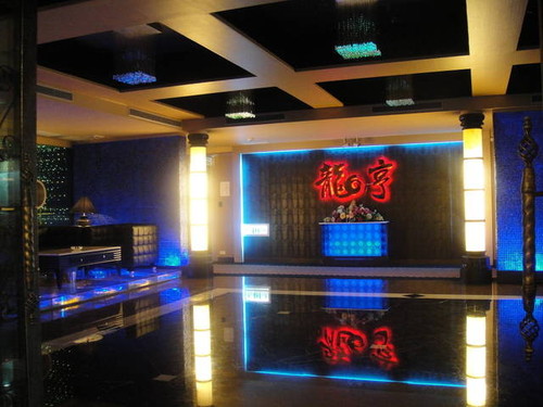 台北市便服酒店原名富爺，現在叫龍亨